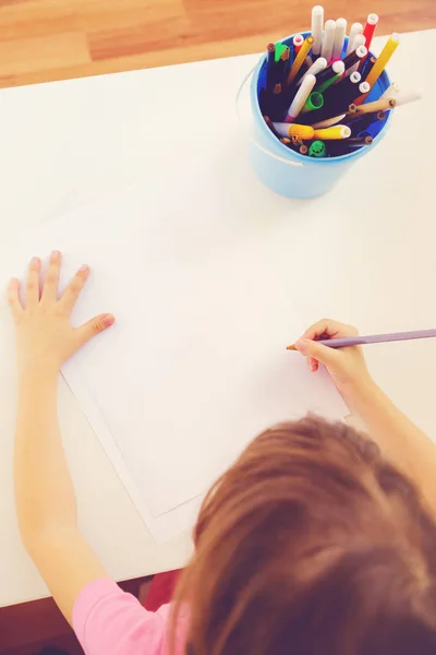 Mani di bambino con matita — Foto Stock