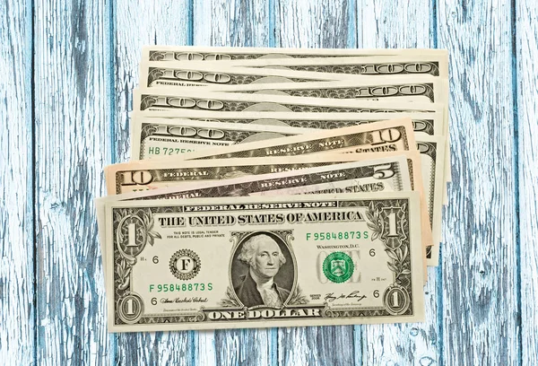 Banknotów dolara na podłoże drewniane — Zdjęcie stockowe