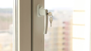 Çocuğun elinde güvenli pencere tanıtıcısı