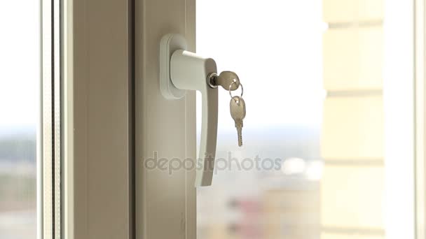 Mano de niño en asa de ventana segura — Vídeos de Stock