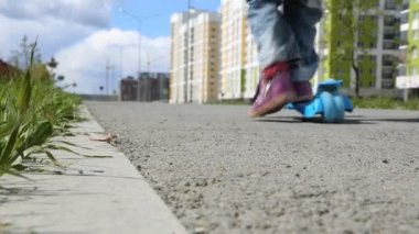 Scooter süren küçük kız.