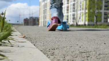 Scooter süren küçük kız.