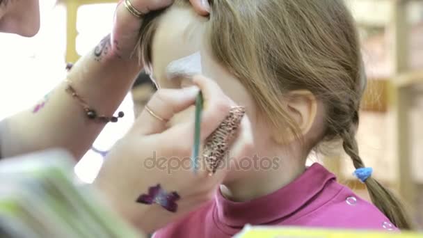 Peinture visage d'enfant comme un chat — Video