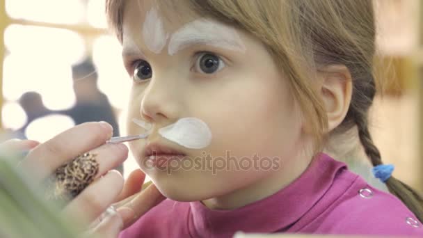 Child face painting like a cat — Stock Video