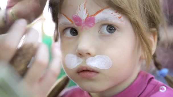 Peinture visage d'enfant comme un chat — Video