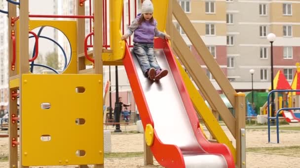 Bambina che gioca al parco giochi — Video Stock