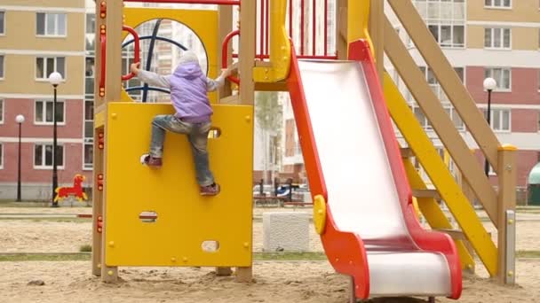 Niña jugando en el patio — Vídeo de stock