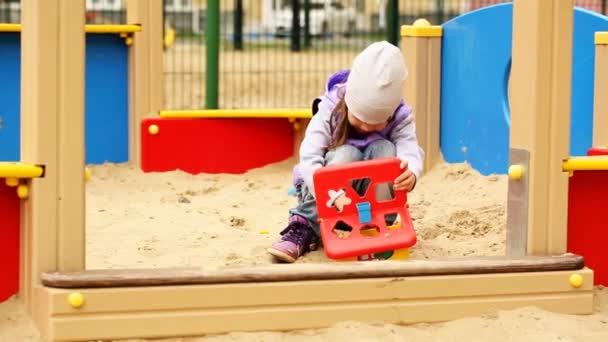 Kleines Mädchen spielt auf dem Spielplatz — Stockvideo