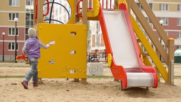 Bambina che gioca al parco giochi — Video Stock