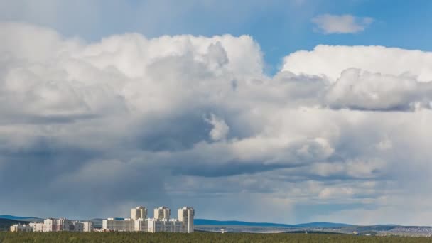 Nuvens navegando acima de uma cidade — Vídeo de Stock