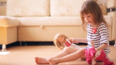 Küçük kız bir bebeklerle mi oynuyorsunuz