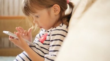 Küçük kız smartphone ile oynamak