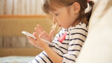 Küçük kız smartphone ile oynamak
