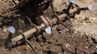 Bir motoblock ile toprak çiftçilik