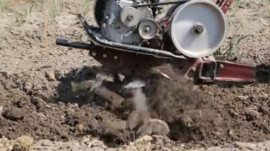 Bir motoblock ile toprak çiftçilik