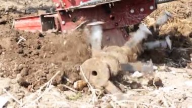 Yavaş çekimde bir motoblock ile toprak çiftçilik