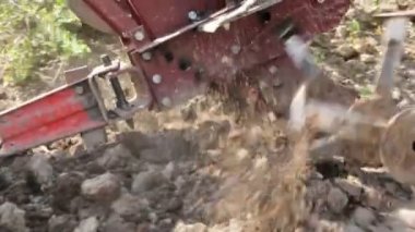 Yavaş çekimde bir motoblock ile toprak çiftçilik