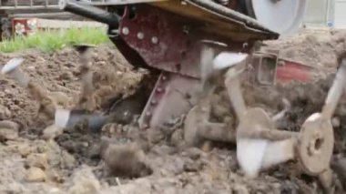 Yavaş çekimde bir motoblock ile toprak çiftçilik