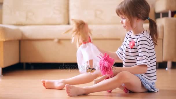 Meisje speelt met een poppen — Stockvideo
