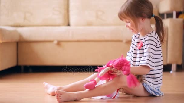 Маленька дівчинка грає з ляльками — стокове відео