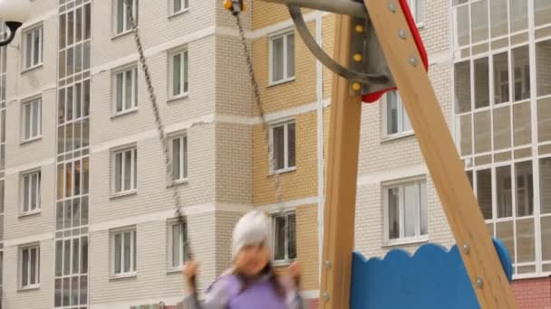 Niña balanceándose — Vídeo de stock