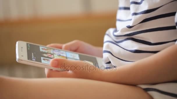 Menina brincando com o smartphone — Vídeo de Stock
