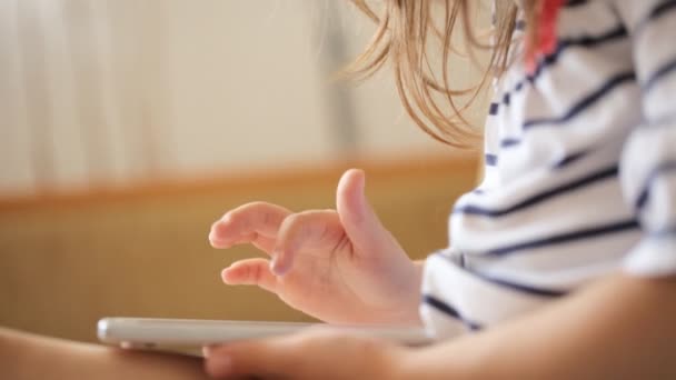 Küçük kız smartphone ile oynamak — Stok video