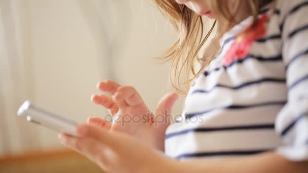 Niña jugando con el teléfono inteligente — Vídeo de stock