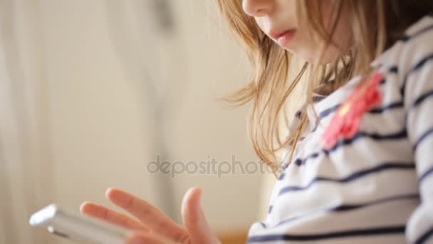 Menina brincando com o smartphone — Vídeo de Stock