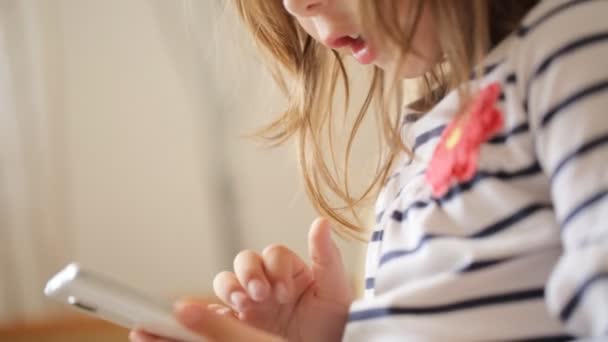 Bambina che gioca con lo smartphone — Video Stock