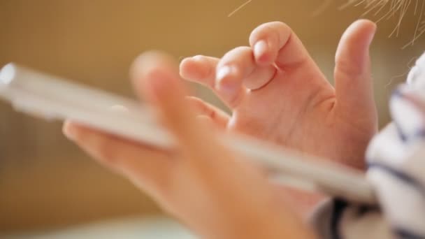 Das Smartphone in Kinderhand — Stockvideo