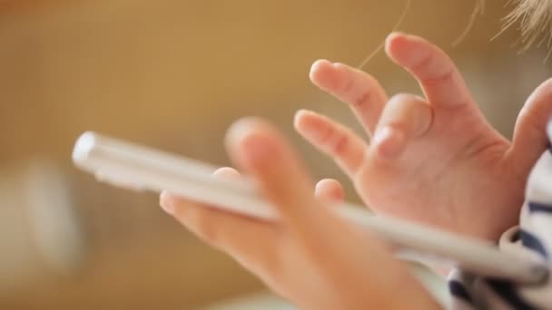 Смартфон в руках ребенка — стоковое видео