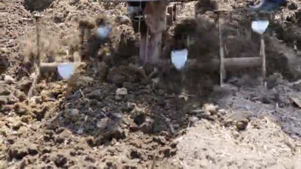 Szántás a talaj egy treiler (utánfutó) — Stock videók