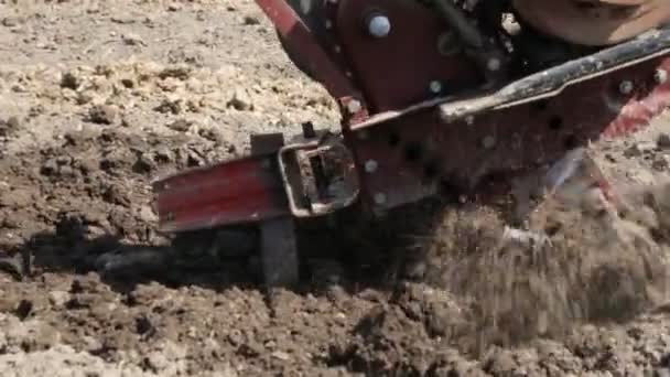 与摩托块拖车在土壤耕作 — 图库视频影像