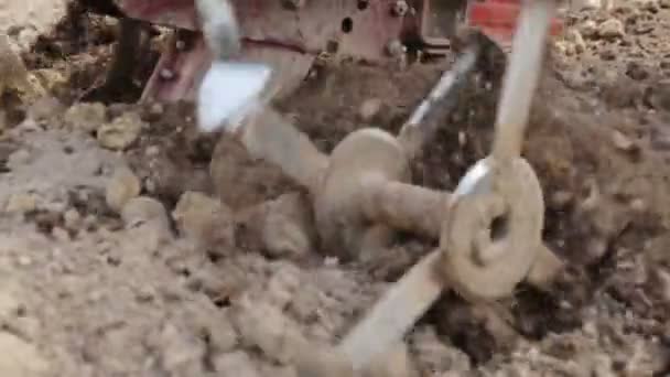 Souffler le sol avec un motoblock au ralenti — Video