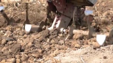 Yavaş çekimde bir motoblock ile toprak çiftçilik