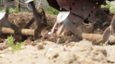 Bir motoblock ile toprak çiftçilik