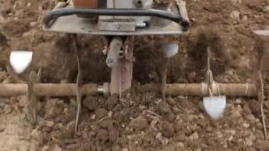 Bir motoblock ile toprak çiftçilik