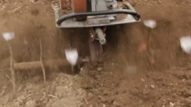 Yavaş çekimde bir motoblock ile toprak çiftçilik