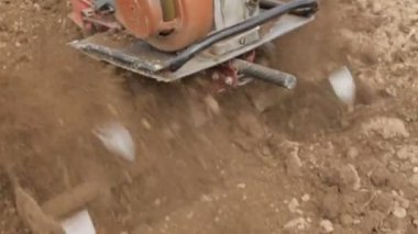 Yavaş çekimde bir motoblock ile toprak çiftçilik