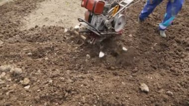 Bir motoblock ile toprak çiftçilik
