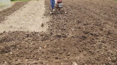 Bir motoblock ile toprak çiftçilik
