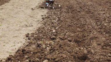 Bir motoblock ile toprak çiftçilik