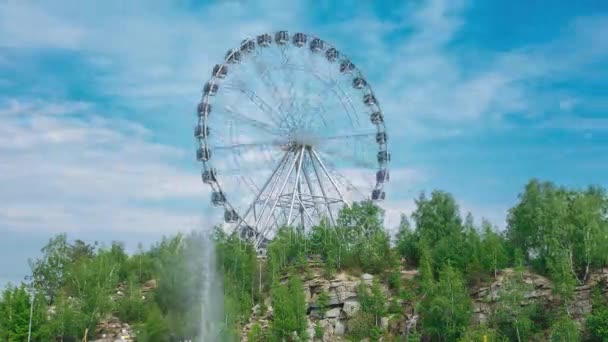 Big wheel in het park — Stockvideo