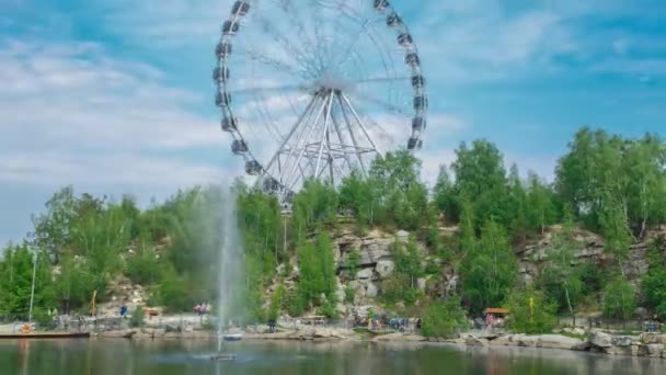 Grande roda no parque — Vídeo de Stock