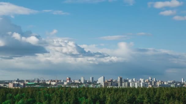 Nuvens navegando acima de uma cidade — Vídeo de Stock