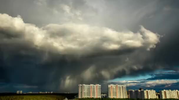 Regenwolken über einer Stadt — Stockvideo