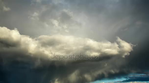 Yağmurlu bulutlar yelken — Stok video