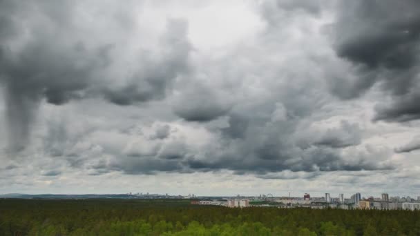 Deštivými mraky plující nad městem — Stock video