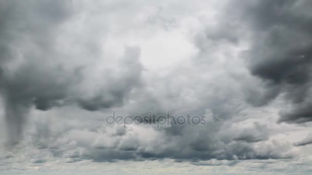 Nubes lluviosas navegando — Vídeos de Stock